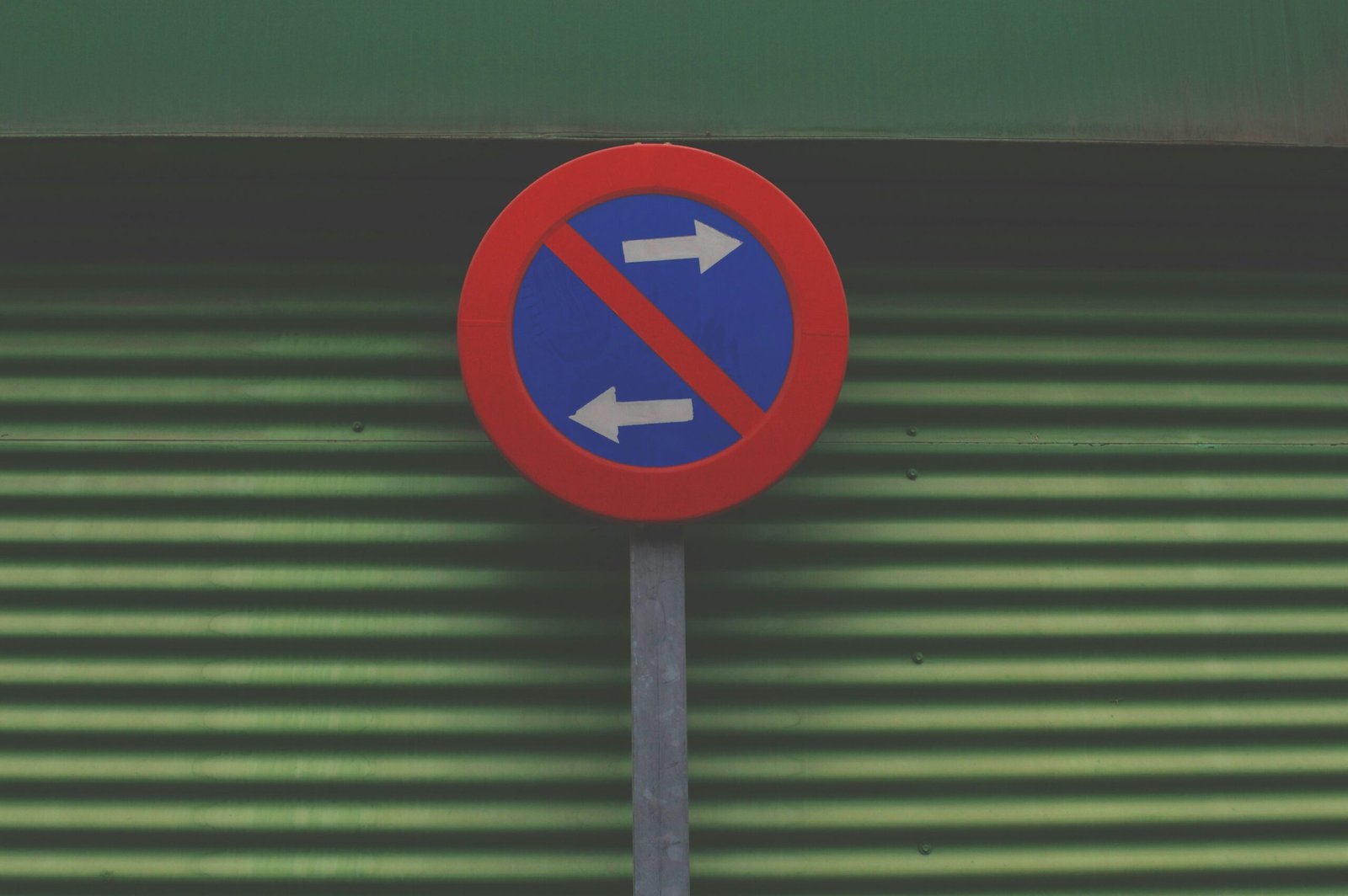 This Sign Shows When a Lift Is Safe to Use – Lift Safety Made Simple